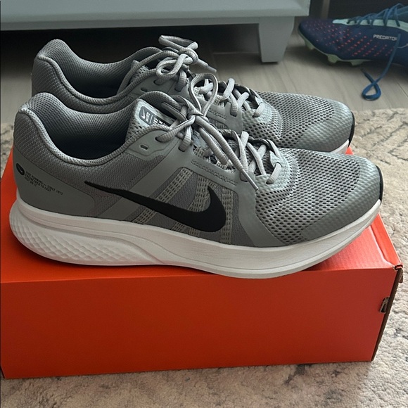 Nike Men's Run Swift 2 Running Shoe Gray and Black Shoes - Picture 6 of 10